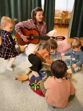 Zenebona foglalkozás gitárral és kisgyerekekkel